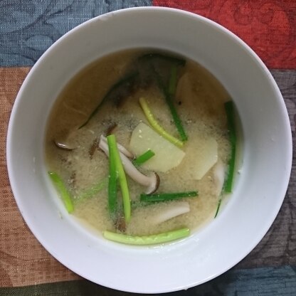 おはようございます
ぴったりと食材が冷蔵庫にあって、夜朝兼用の味噌汁が作れました。自分ではやった事ない3食材の組み合わせですが、味噌汁にあいますね。ごちそうさま